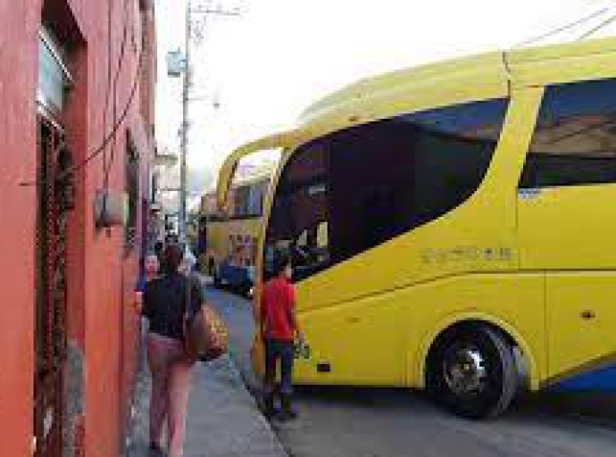 Autobús de la línea Oro arrolla a motociclista 